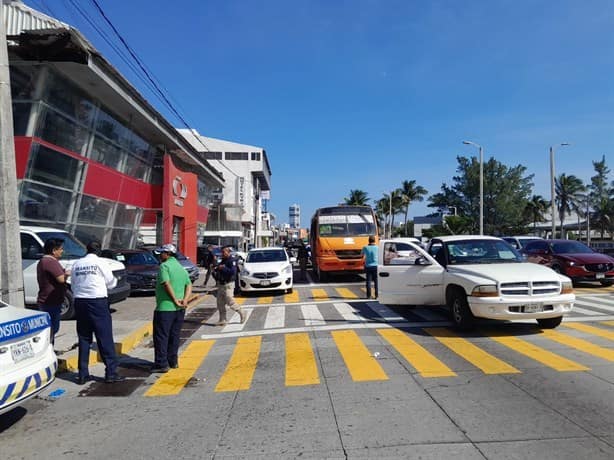 Autobús en Boca del Río se estrella contra camioneta