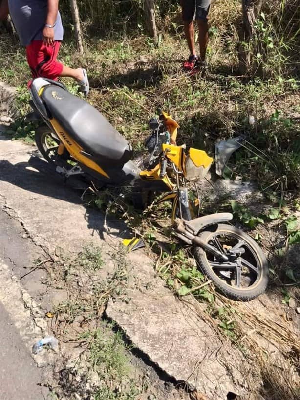 Motocicleta en Paso de Ovejas se va a una alcantarilla y pareja termina lesionada