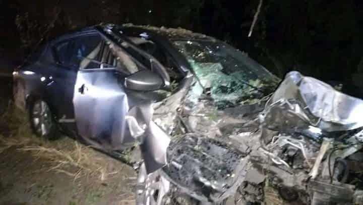 En Camarón de Tejeda encuentran abandonado y casi desecho automóvil