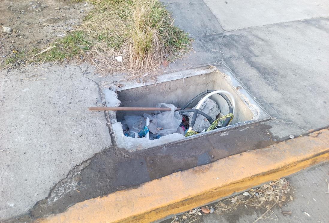 Alertan por registro roto con cables en Lagos de Puente Moreno, en Medellín