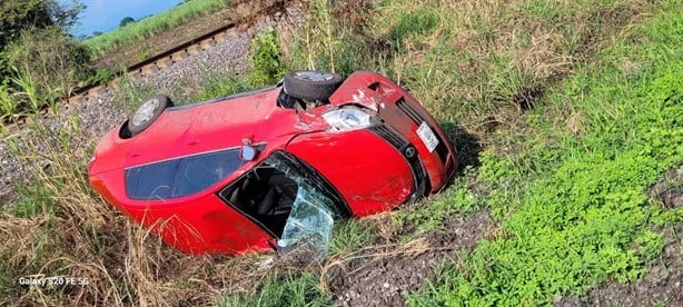 En curva peligrosa de Tierra Blanca se vuelca automóvil