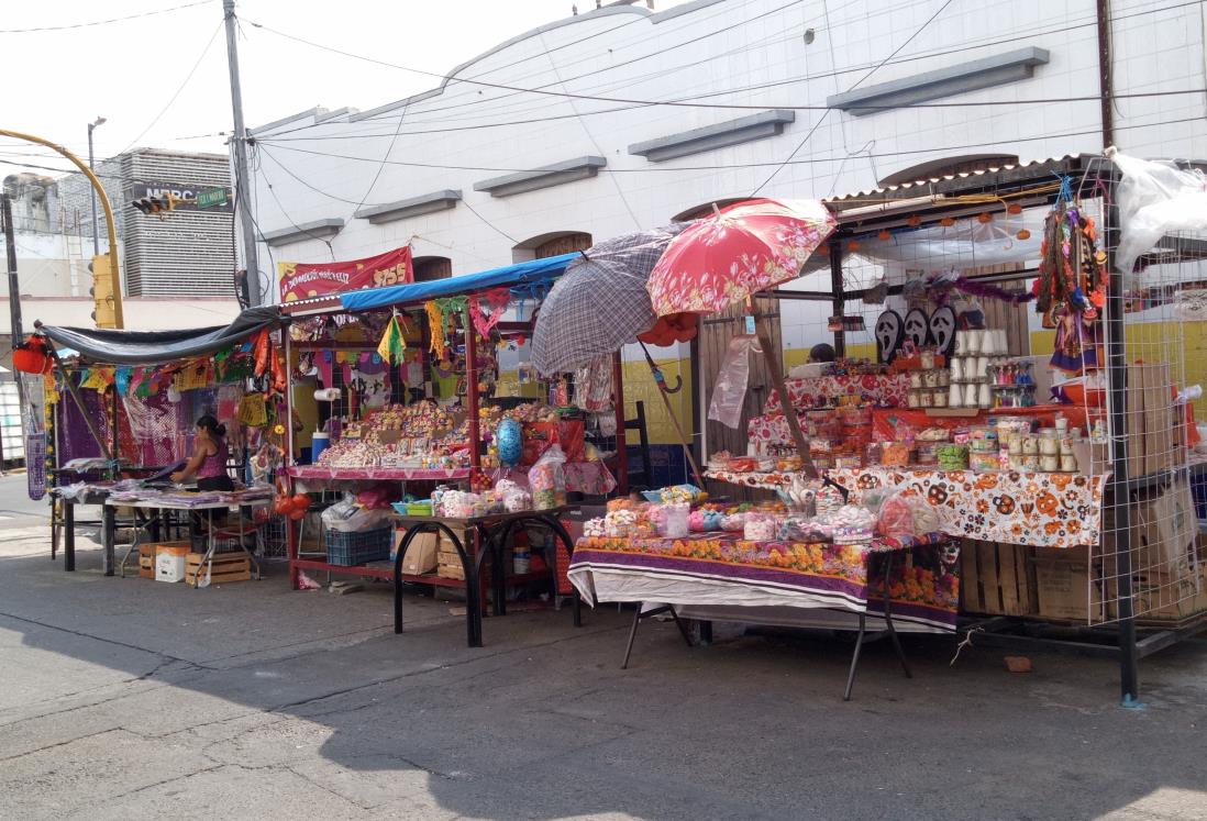 Comerciantes de mercados de Veracruz esperan reactivación económica por Día de Muertos