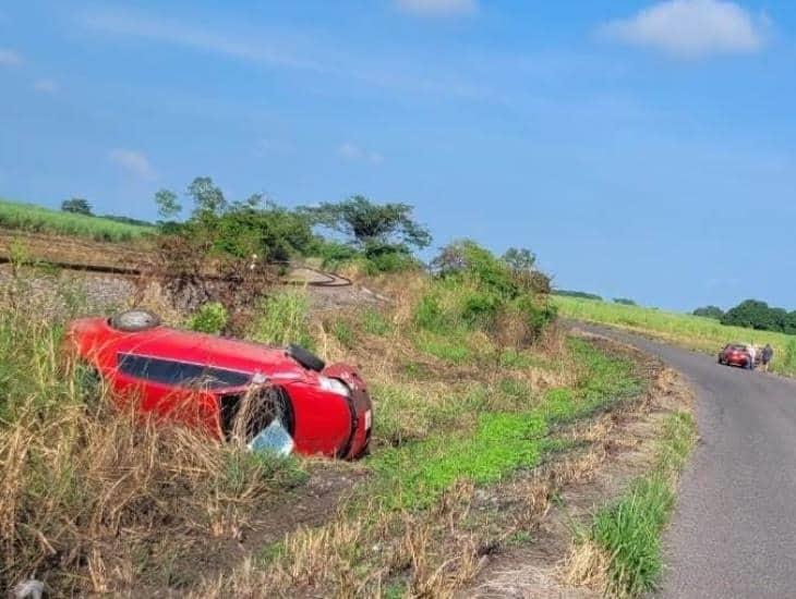 En curva peligrosa de Tierra Blanca se vuelca automóvil