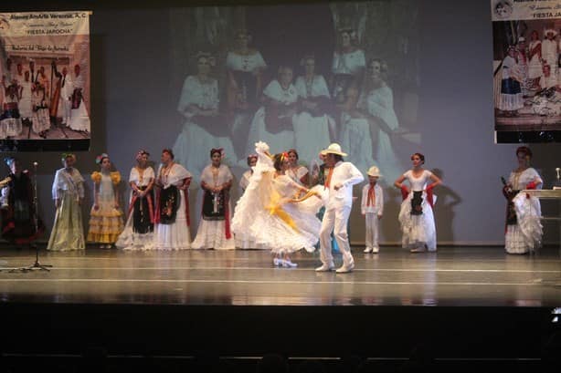 Elvitz Gutiérrez efectuó conferencia ‘Mi Traje de Jarocha’