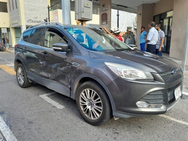 Patrulla choca contra camioneta con abuelitos en Veracruz | VIDEO