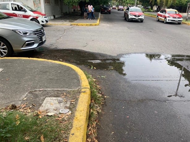 Fuga de aguas negras afecta a kínder y primaria en Veracruz | VIDEO