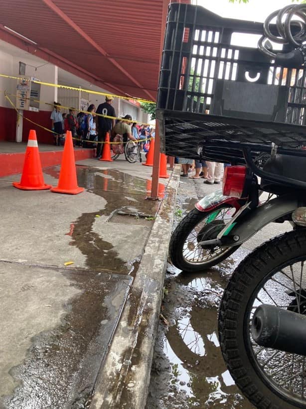 Fuga de aguas negras afecta a kínder y primaria en Veracruz | VIDEO