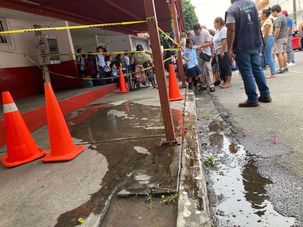 Fuga de aguas negras afecta a kínder y primaria en Veracruz | VIDEO