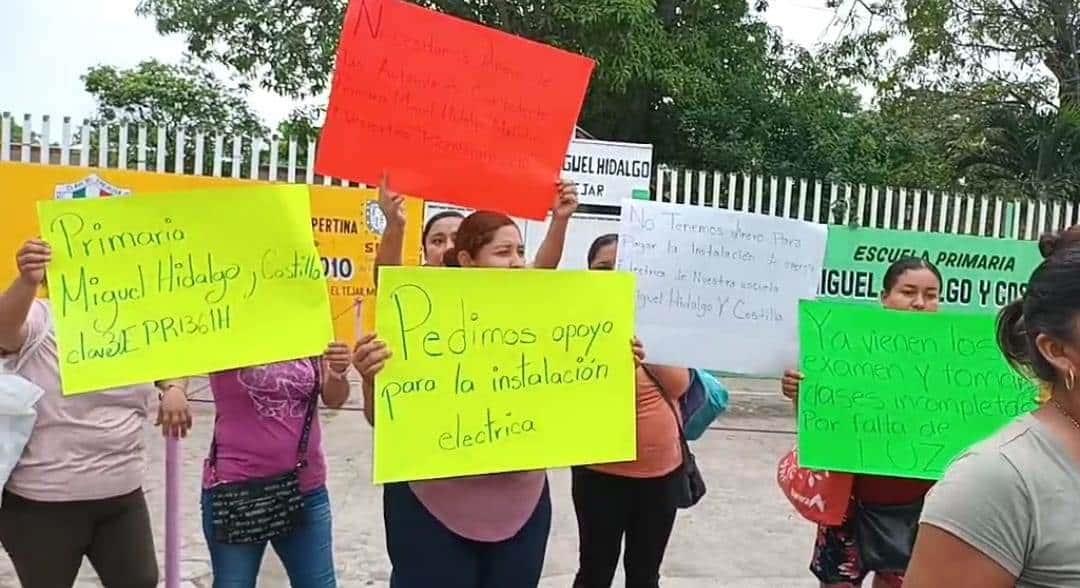 Padres de familia piden apoyo para cambiar red eléctrica de escuela, en El Tejar