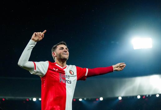 Santiago Giménez hace historia en su debut en Champions League