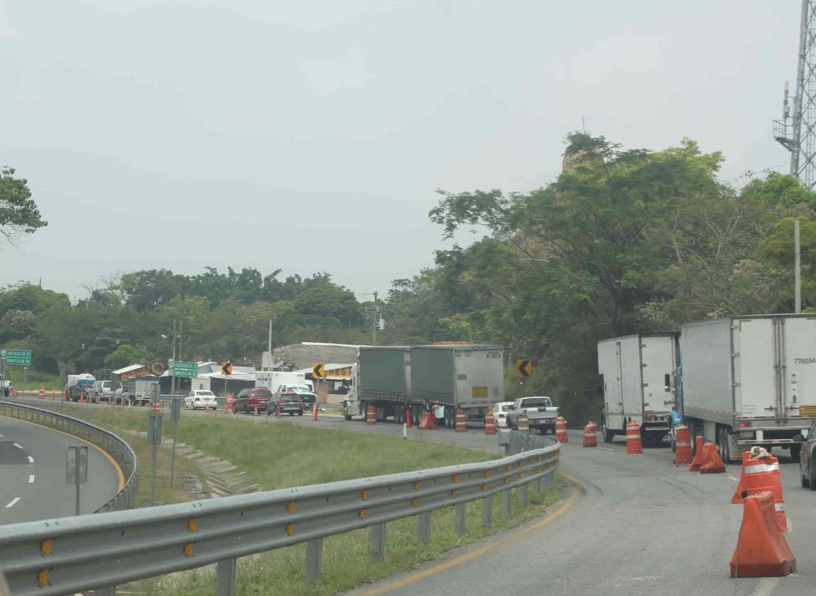 Largas filas de automovilistas se formaron sobre la Costera del Golfo provocado por un accidente