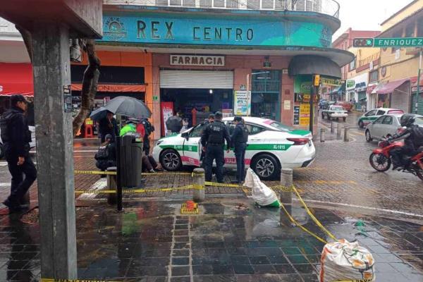 Peatón arrollado por un taxi en la céntrica calle de Enríquez, en Xalapa