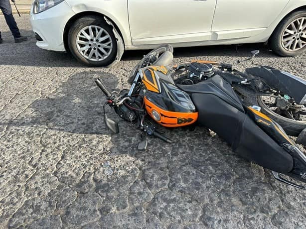 Por querer rebasar motociclista en Veracruz  fue golpeado por automóvil