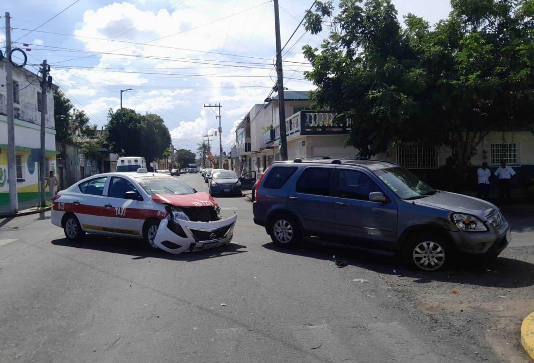 Conductor trata de ganarle el paso a taxista y ocasiona un accidente en Veracruz