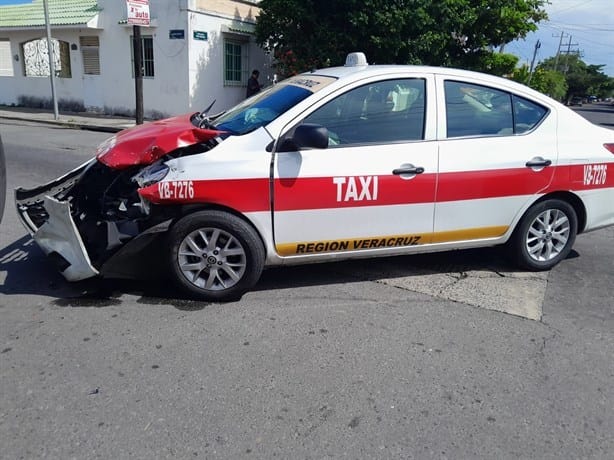 Conductor trata de ganarle el paso a taxista y ocasiona un accidente en Veracruz