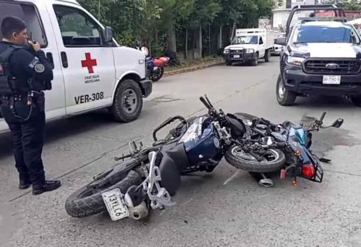 Policía de Martínez de la Torre y un menor, heridos en choque de motocicletas