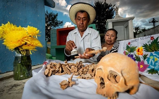 Así es la tradición en Pomuch donde los familiares desentierran los huesos para limpiarlos | VIDEO