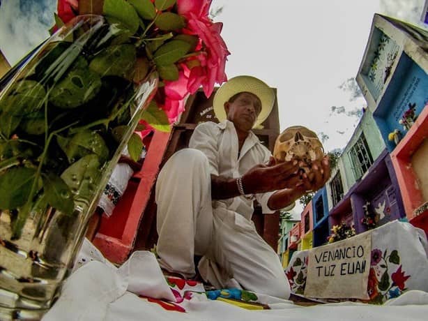 Así es la tradición en Pomuch donde los familiares desentierran los huesos para limpiarlos | VIDEO