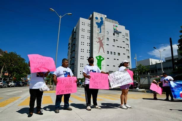 Marchan padres exigiendo médicos neumólogos en Torre Pediátrica en Veracruz | VIDEO