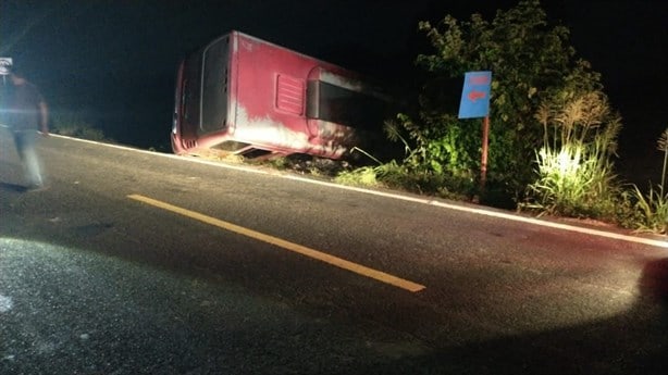 Vuelca camión de pasaje en Medellín de Bravo al esquivar una vaca