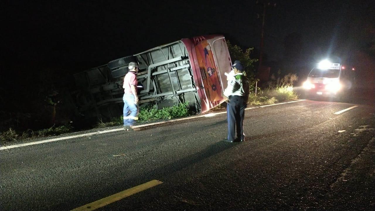 Vuelca camión de pasaje en Medellín de Bravo al esquivar una vaca