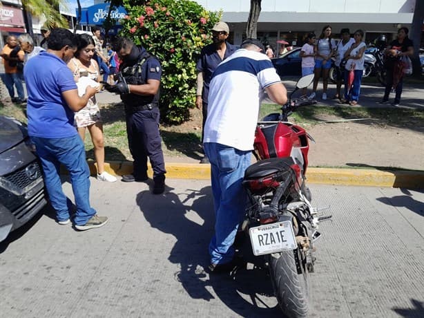 Joven mujer golpea a motociclista por pasarse el semáforo en Veracruz