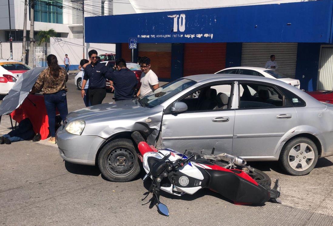 Joven motociclista se fractura la pierna al ser impactado en Veracruz