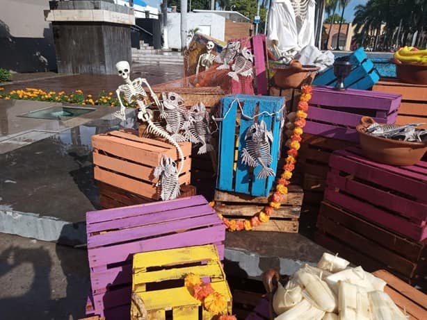 Colocan altar de muertos en honor a pescadores en el palacio de Boca del Río