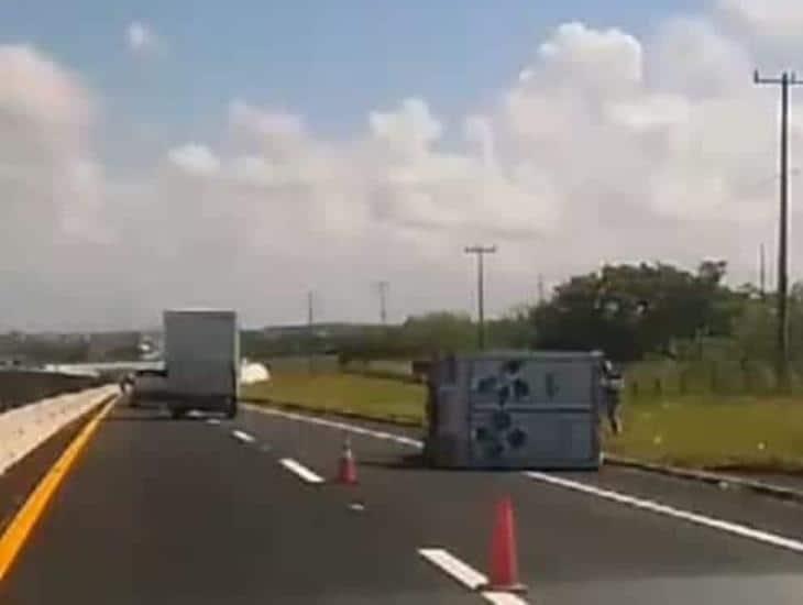 En Veracruz por llanta reventada vuelca camioneta cargada con productos lácteos 