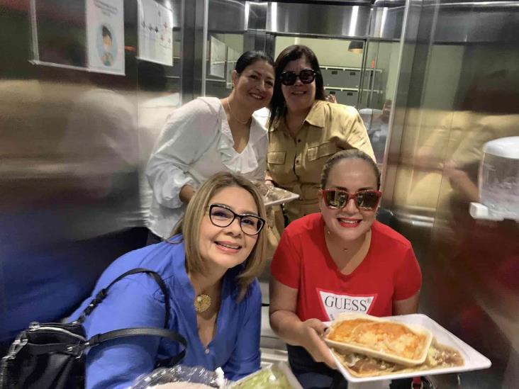 Sonia Pérez Ochoa convive con amigas