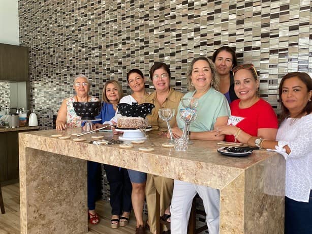 Sonia Pérez Ochoa convive con amigas