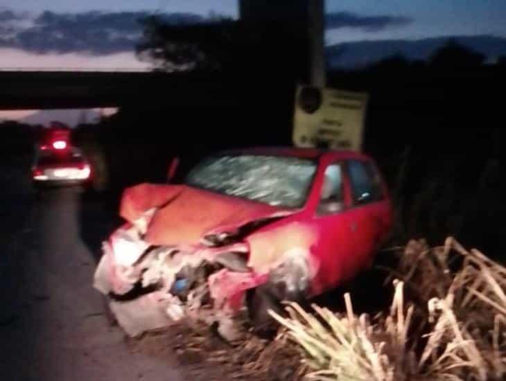 Abandonan automóvil destruido en Veracruz