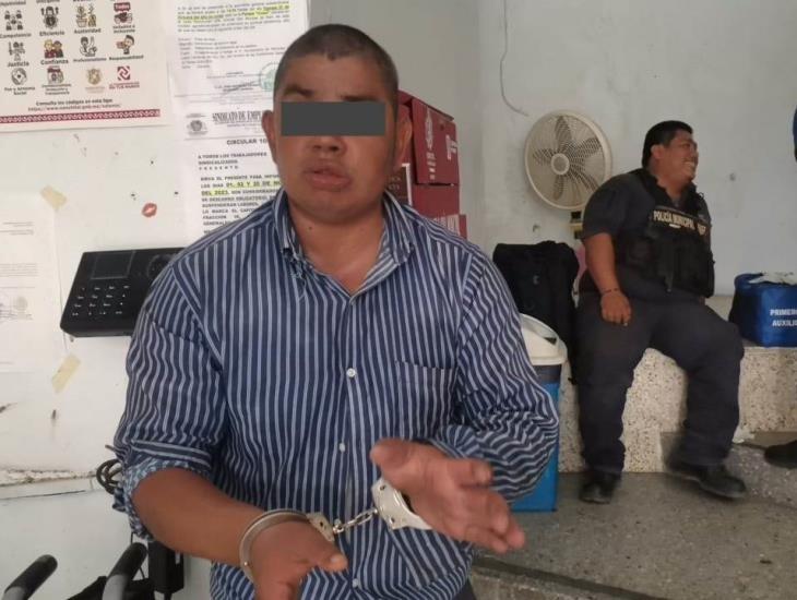 Con cuchillo en mano intentó acercarse a alcaldesa de Nanchital; forcejeó con policía que lo impidió