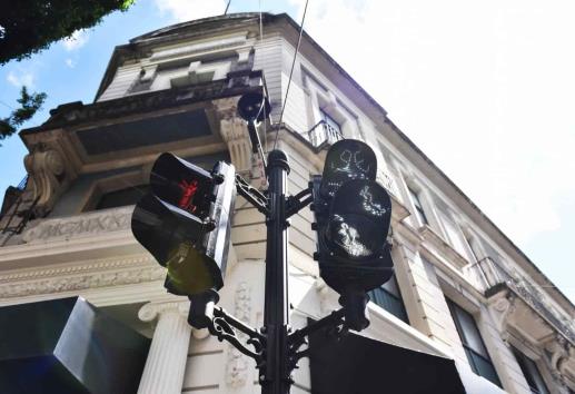 Cambian semáforos del Centro de Xalapa; ahora serán de aspecto colonial
