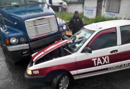 Choque entre taxi y camión Torton deja daños considerables en Orizaba
