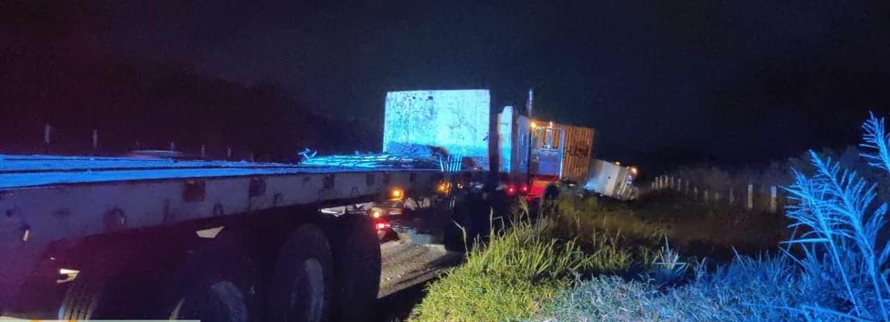 Tráiler se sale de la carretera rumbo a La Antigua, Veracruz