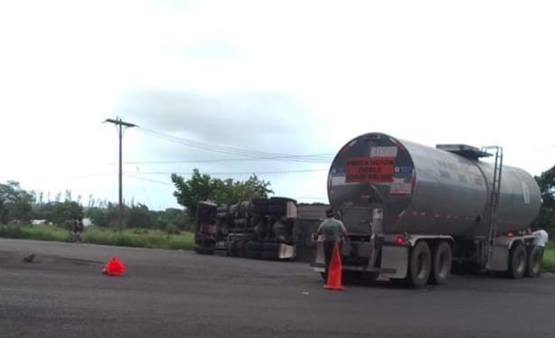 Tráiler se vuelca en carretera Veracruz-Xalapa