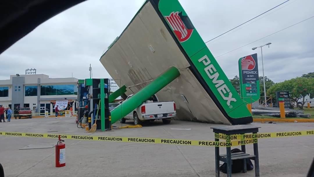 Fuerte norte derriba techo de gasolinera en Tierra Blanca, Veracruz; hay una persona grave