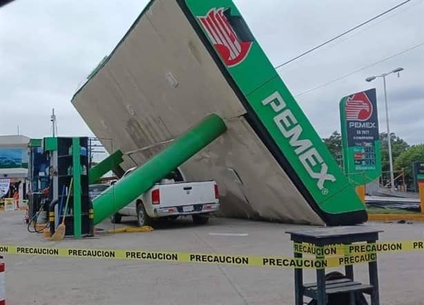 Fuerte norte derriba techo de gasolinera en Tierra Blanca, Veracruz; hay una persona grave