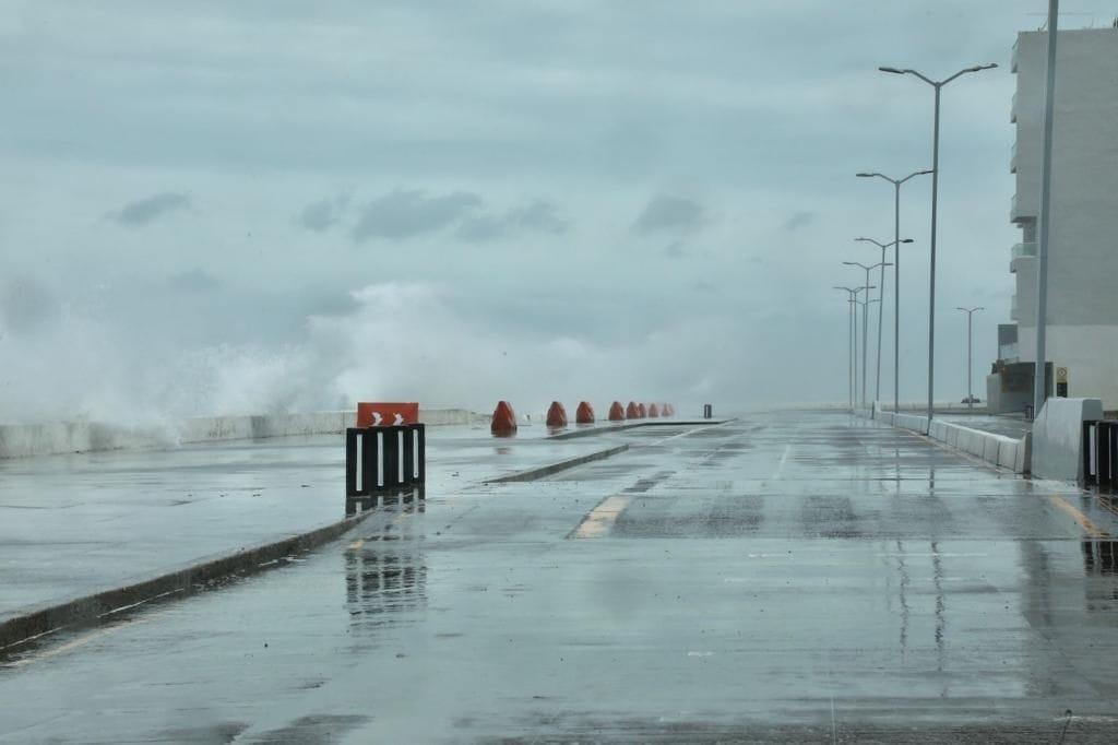 Cierran playas y bulevar de Boca del Río para evitar accidentes por Frente Frío