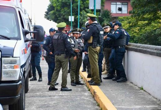 Intenta arrojarse del puente Xallitic, en Xalapa; policías lo evitan