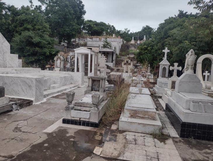 Más de la mitad de las fosas del Panteón Particular de Veracruz están en el abandono