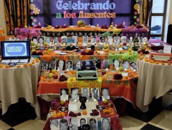 Por el Día de Muertos instalan altar en memoria de periodistas veracruzanos fallecidos