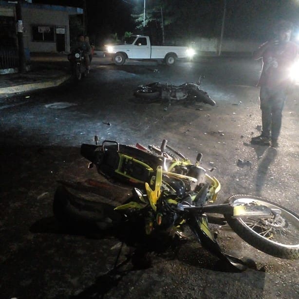 Se impactan motociclistas de frente en calles de Cardel