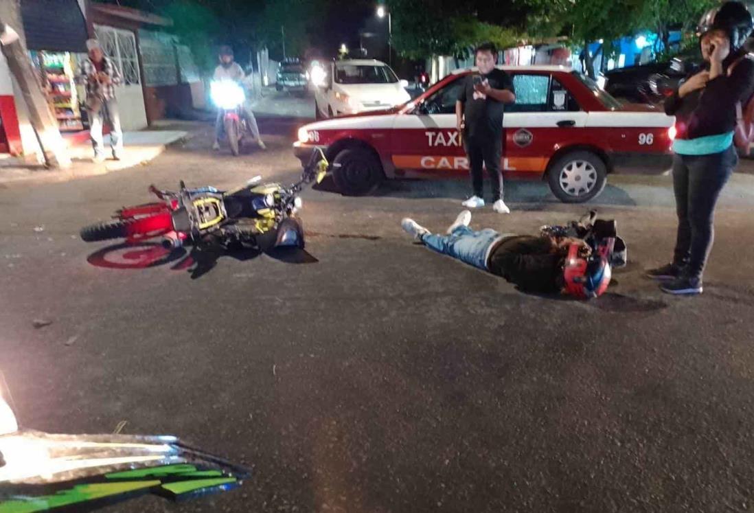 Se impactan motociclistas de frente en calles de Cardel