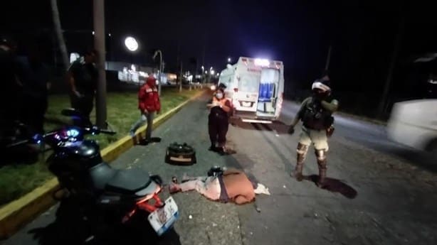 Motociclista en Antón Lizardo le quita la vida a un hombre tras impactarlo