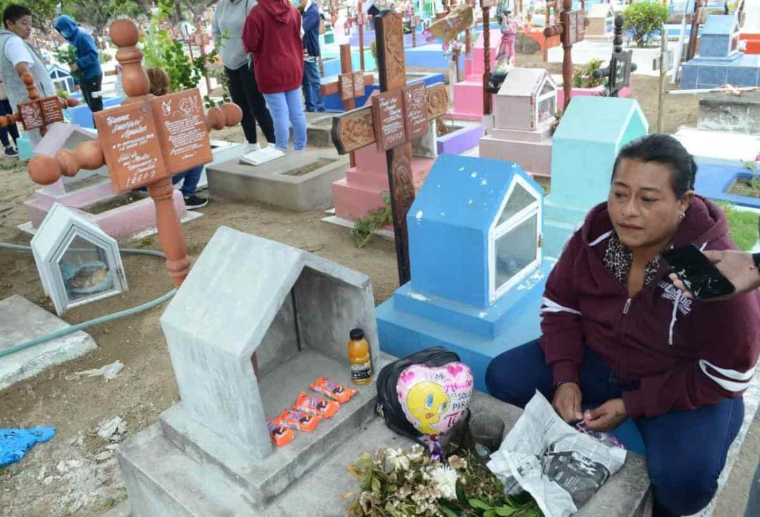 Mi niña murió por un mal tratamiento de garganta, narra Alma en su tumba