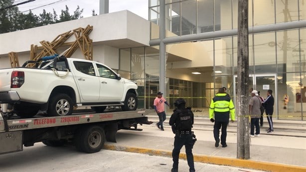 Camioneta se estrella contra edificio del IVD en Boca del Río | VIDEO