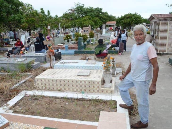 Cuidador de panteones de Veracruz dice haber visto fantasmas, rituales y al diablo