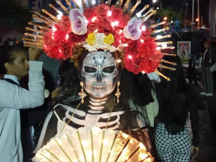 Ni la llovizna detiene desfile de catrinas en Boca del Río